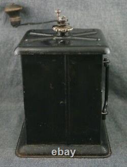 UNIVERSAL COFFEE MILL No. 110 ONE POUND Landers, Frary & Clark Pat. 1905