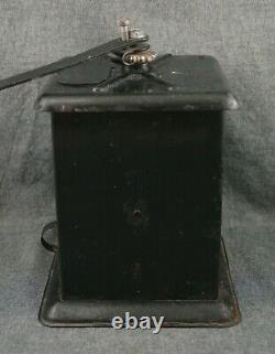 UNIVERSAL COFFEE MILL No. 110 ONE POUND Landers, Frary & Clark Pat. 1905